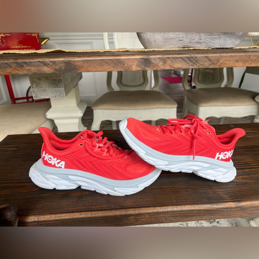 HOKA Clifton 9 Women’s size 9. Like new!